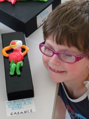 Les postures en pâte à modeler multicolore